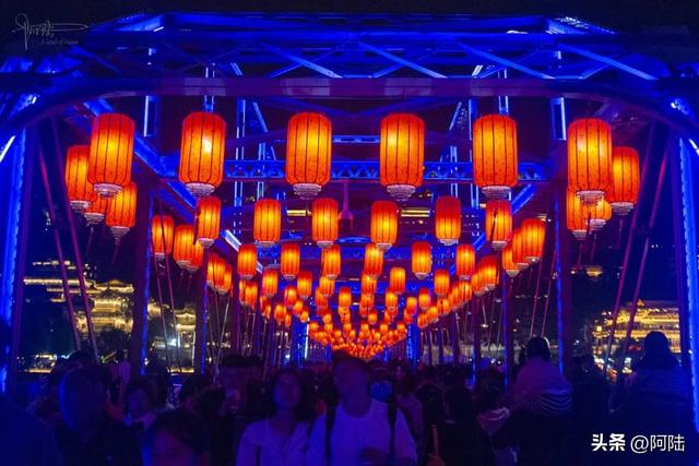 兰州最著名的黄河铁桥,其实是由三个国家合作而建,夜景灯光旖旎