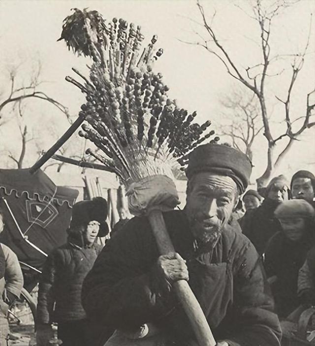 1946年，地下党开会时突然听到小贩大喊卖糖，会议负责人：快撤退