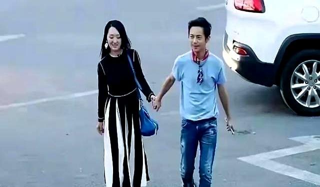 51岁的何炅，牵手54岁的杨钰莹，年过半百的俩人，画面温馨