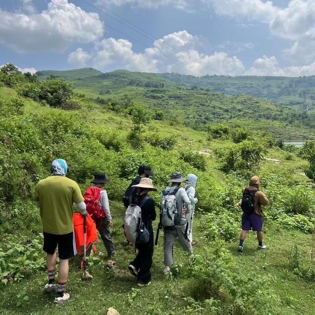 六盘水“周末山友团”用脚步丈量云端