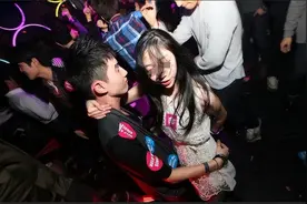 已婚女老师约会17岁高中学生，美其名曰：是在给他课后辅导功课。图片