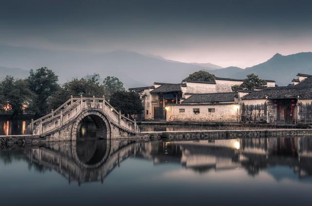 别再去热门景点了！这10个清静小城，人少景美消费低，值得一去