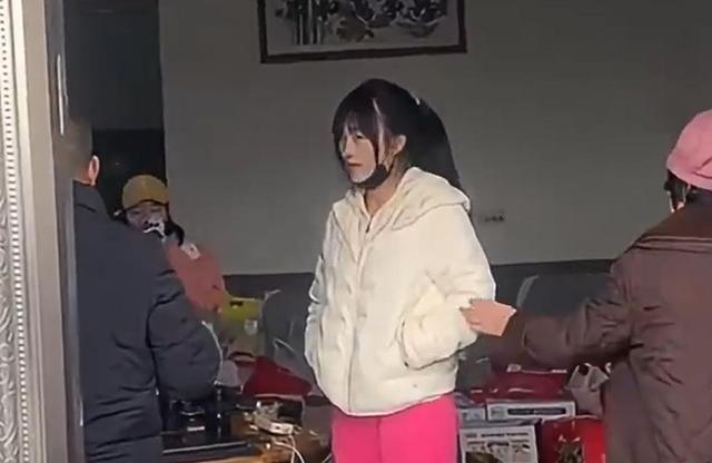 呆呆妹也没想到，杀猪宴结束才1天， 一家人已走上了大衣哥的老路