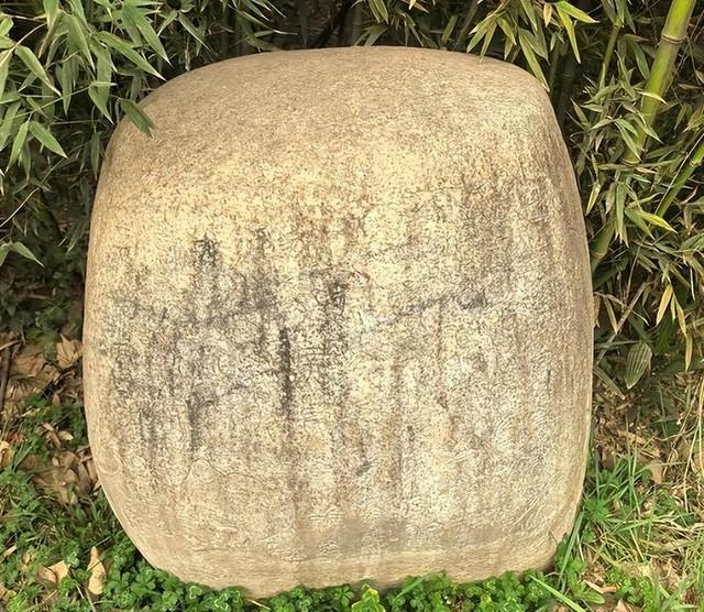 蒋介石败逃台湾，因飞机超重扔下10块“石头”，如今却成镇国之宝