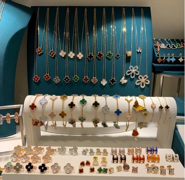 越存钱越焦虑，越花钱越空虚，余额不少仍不踏实？