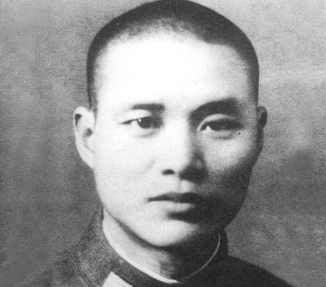 他是天生的"福将"，一生吃喝玩乐，却“躺赢”成共和国开国功臣！