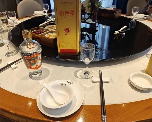 胖东来“自由爱”爆火后，又一白酒引疯抢，100%纯粮仅售128元！