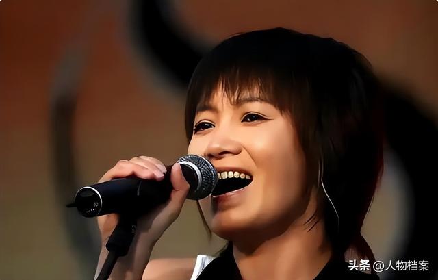 她连续5次上春晚，私下却和恩师同居怀孕被骗流产，现在57岁单身