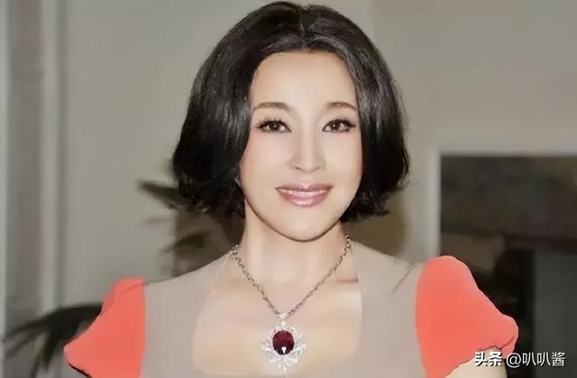 挤走小三小四，完胜刘晓庆，被风流导演独宠20年，她到底啥手段？