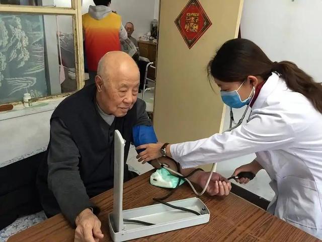 中美日三国平均寿命对比：日本84岁、美国79岁，中国令人意外
