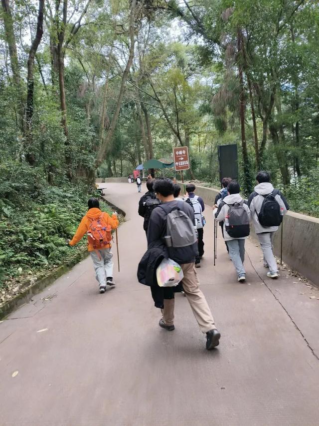游览峨眉山