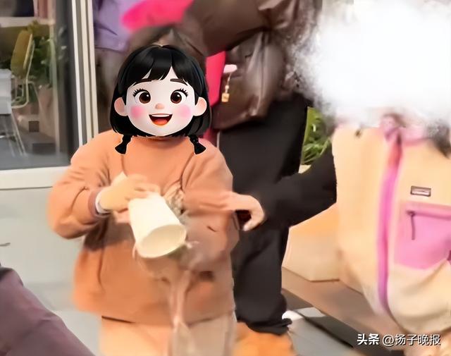视频热传！水杯被陌生女孩一掌打翻，评论区炸锅！网友：不能忍...