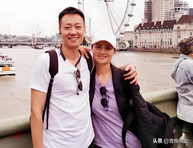 辛柏青近况曝光：和朋友聚餐大笑，身边美女引争议，一举动败好感