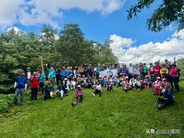 在阳光明媚的秋日里，我们走马街、三家村水库、团结乡滑草场，爽
