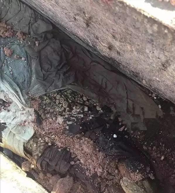 江西出土一女尸，褪下她的衣服时，发现下体绑着3条素罗带子