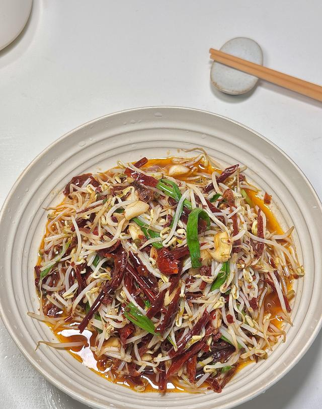 酸辣豆芽最过瘾做法！脆爽开胃，10分钟搞定家常下饭菜