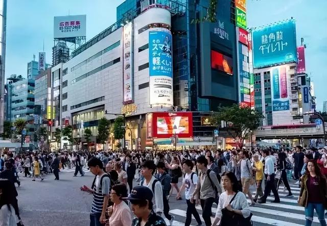12条中日航线全停！日本机场哭成一片，上海数万日本人何去何从