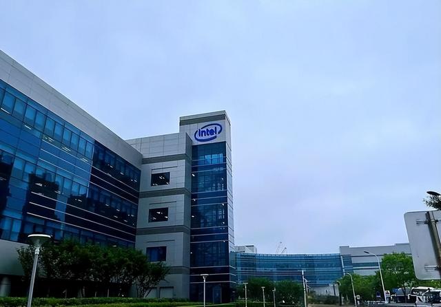 美媒：中国正将美国技术淘汰出局，美国芯片制造业的末日开始了