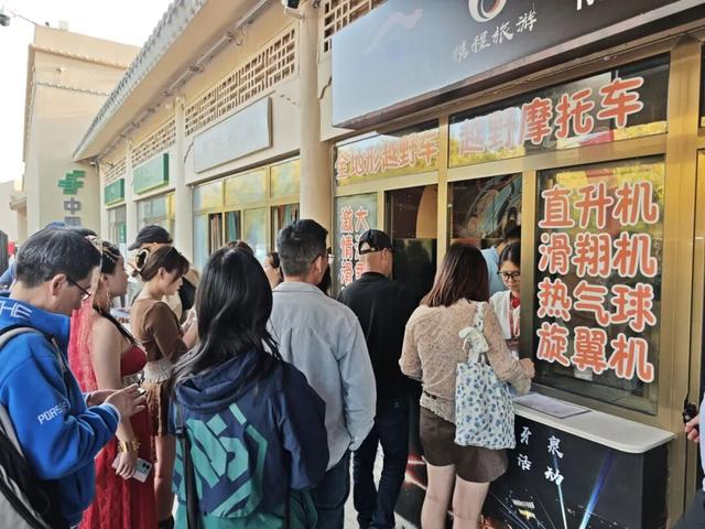 倾情守护游客完美旅程——鸣沙山月牙泉景区全员在岗 保障假期接待工作