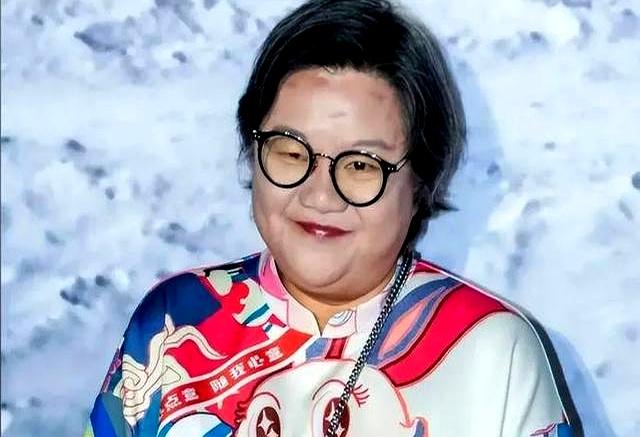 陈凯歌前妻洪晃京郊院子曝光	，百平空地长草，网友：哪像名门小院