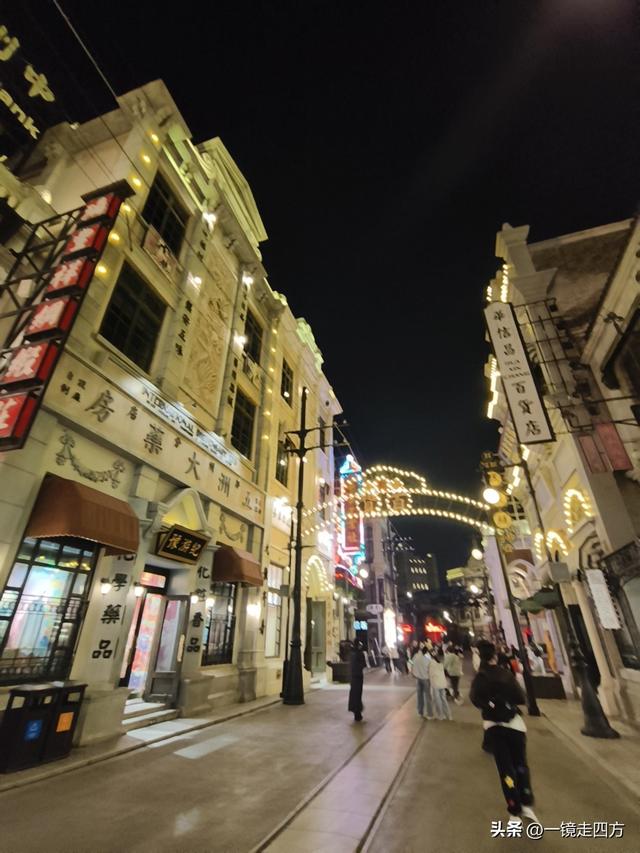 走进郑州中牟建业电影小镇，看各种特色表演，还能参与互动项目。