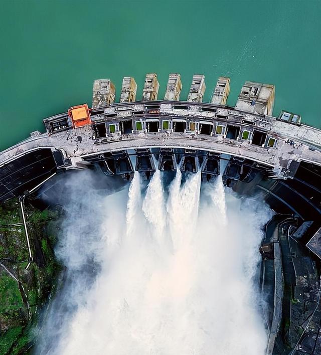 8亿造冰雪王国，只开2月！越“亏”越要办？哈尔滨27年顶级阳谋