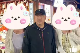 刘国梁卸任乒协主席后首露面，现身大理古城游玩，面相衰老好几岁图片