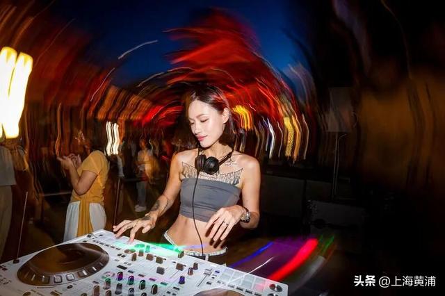 “全上海的老外大概都在豫园熬夜过七夕”！昨晚这里变身“不夜城”，现场“炸裂”，到处人人人人人人人