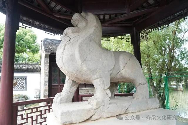 苏州东吴博物馆有一件南朝石辟邪石刻