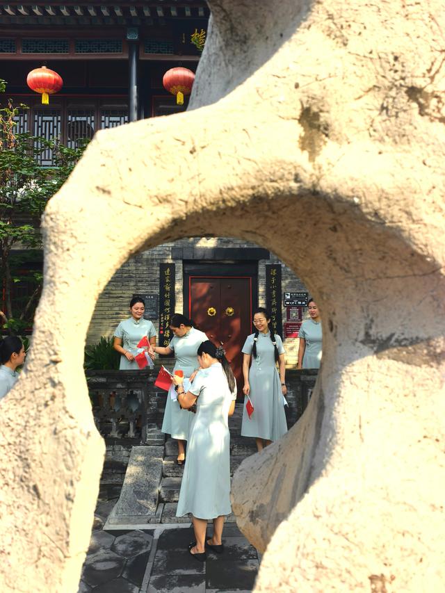 红旗漫卷映朱栏——当潍坊古典美邂逅“国庆红”……