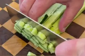 第一批学会中国菜的外国网友开始交作业了！网友：像极了努力学做饭的我们。图片