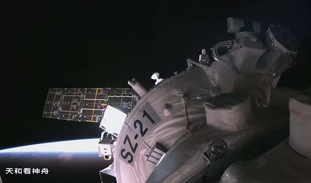 神舟二十飞船遭撞击，太空碎片威胁升级，航天员如何平安回地球？