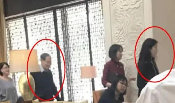 翁帆妈妈今年76岁，从女儿28岁结婚到现在，她很少出现在公众面前