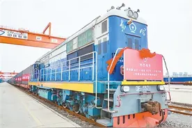 首列中越柬公铁联运国际班列抵郑图片