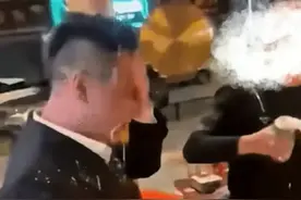 朋友聚会男子遭泼酒，隐忍不发引争议，大局为重还是太软弱？图片