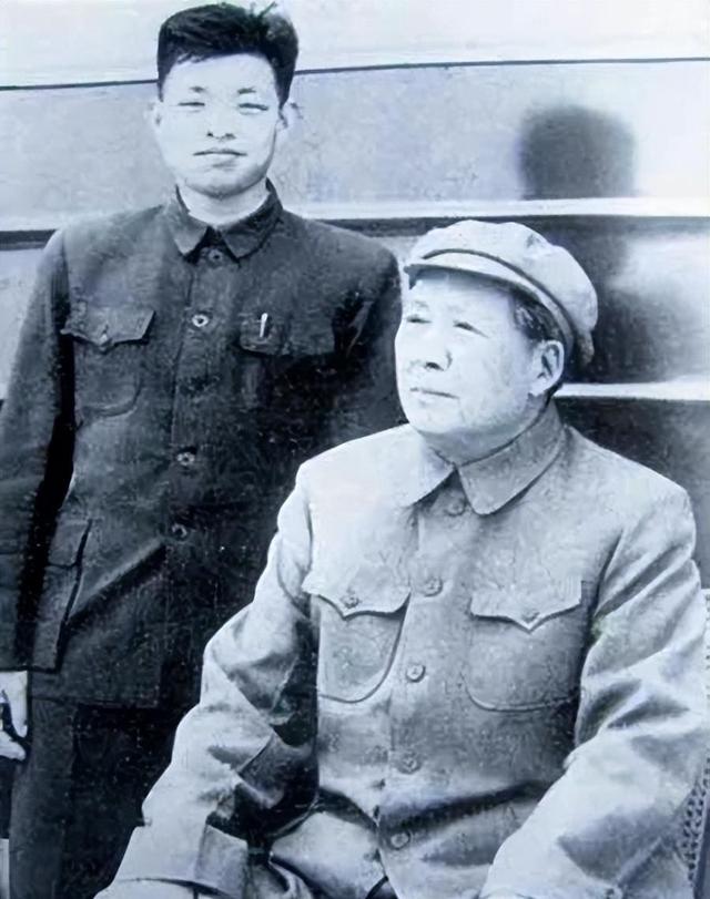 他给毛主席当了26年警卫员，后又保卫华国锋邓小平，如今依然在世