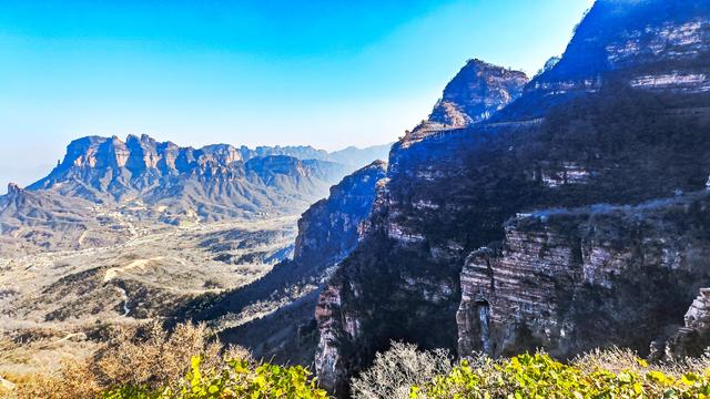 游东太行，望群山 ，感悟‘云海翻腾走龙蛇，绝壁生辉见奇峰’