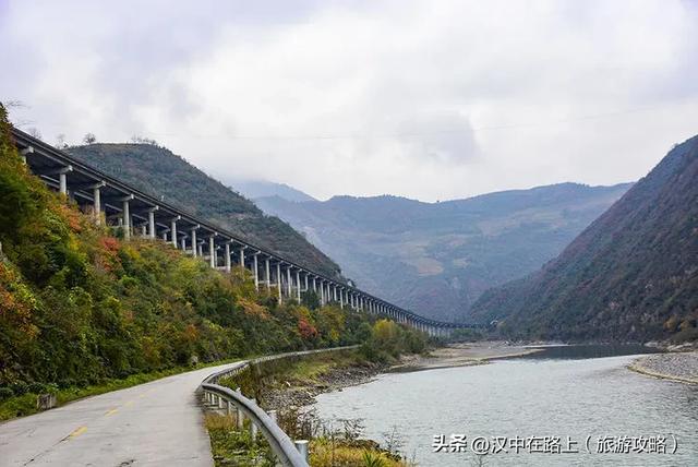 汉中出发沿嘉陵江跨省自驾，把秦巴深秋的美景装进车窗～图片