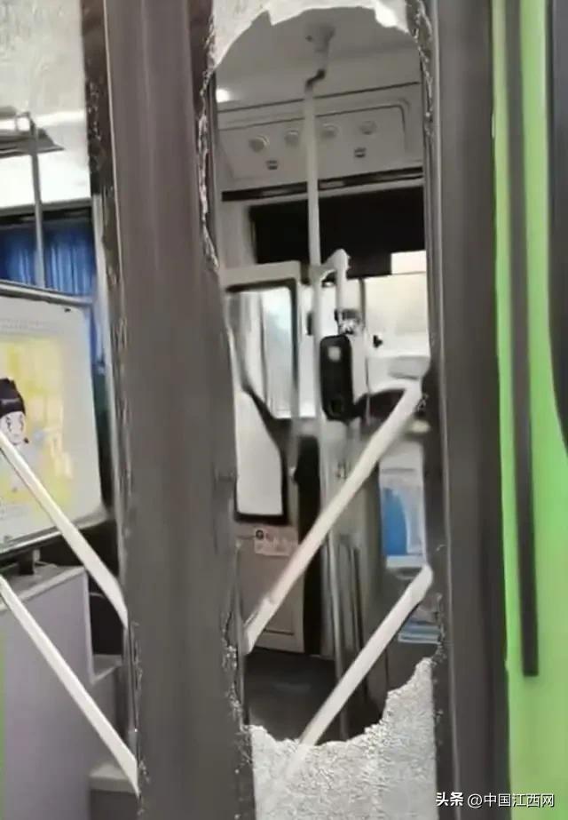 浙江一男子带电钻坐车被拒，怒砸公交？当地公交公司回应：情况属实	，男子已被带至派出所