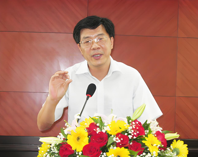 45岁厅级干部“裸辞”：他不要社保要自由，今掌民企百强年入57亿