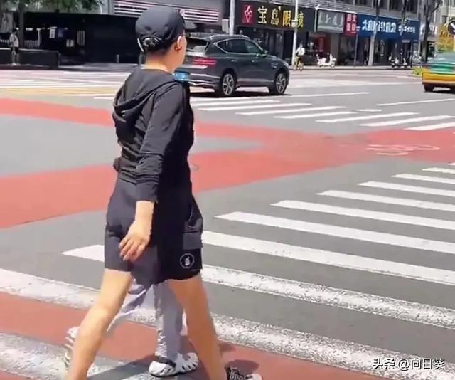 宋丹丹带孙子过马路，走路姿势像要去打刘星一样，特别飒！