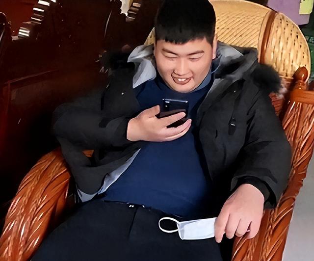 难怪陈亚男伤感，再看大衣哥现儿媳	，她跟人在处事上就差了两个字