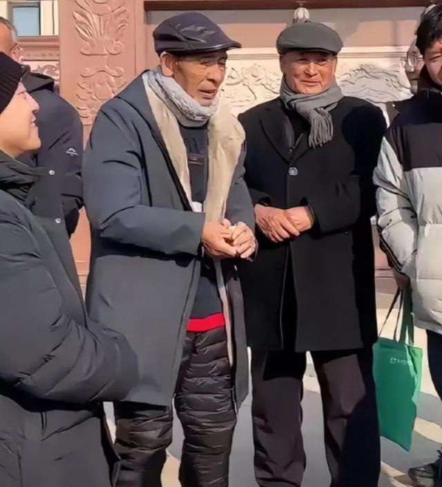 担心的事还是发生！刘强东发年货刚开始，老父亲就走上大衣哥老路