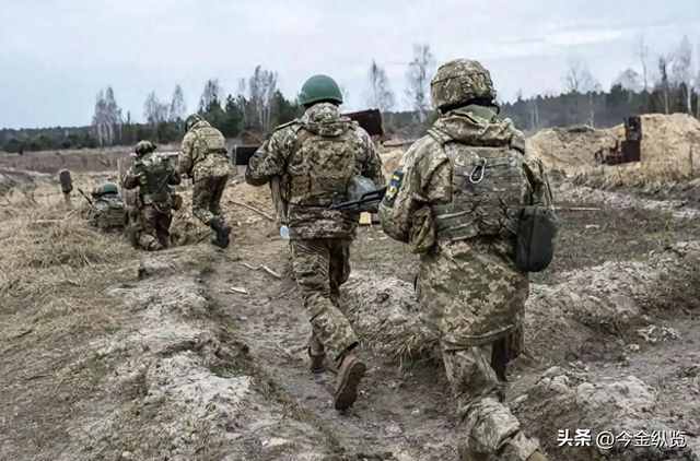 美俄密谋达成28点协议，乌克兰“卖国求生”，泽连斯基生死抉择！