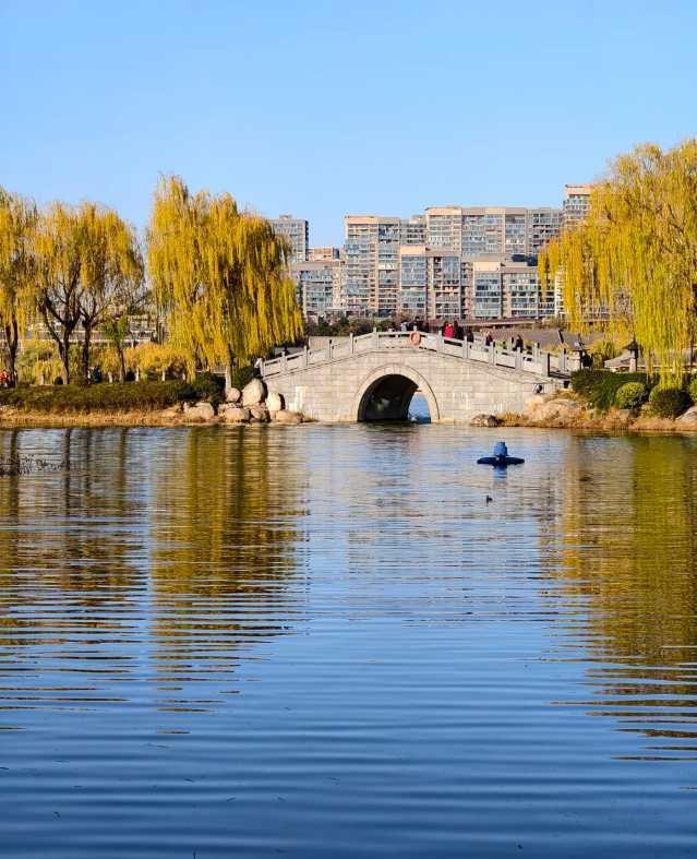 泛舟汉城湖：天地金黄，湖水碧绿，在水面上邂逅不一样的汉长安城