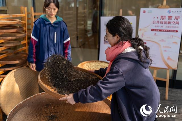 “一卷阅八闽”展开“人文卷：”指尖窨制茉莉香，书中漫游海丝路