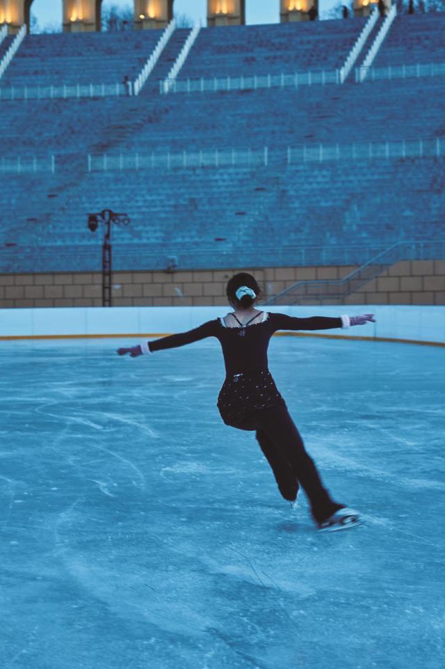 全龄段覆盖+全时段玩法 览山落日冰场打造冬日浪漫新地标