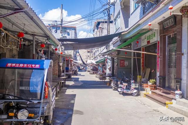 霞浦松山有条一公里长的旧街老巷，两边民宿林立，足足有168家