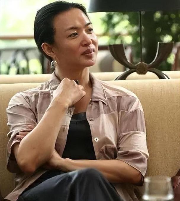 57岁金星定居法国，身材发福满脸褶子连胸都小了，越来越像男人