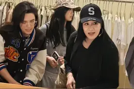 54岁钟丽缇现身杭州，带三个女儿逛街，她胖了好多，身材有些走样图片